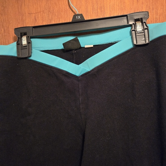 Mossimo cute work out outfit tiel&black top/bottom sz small - Picture 3 of 8